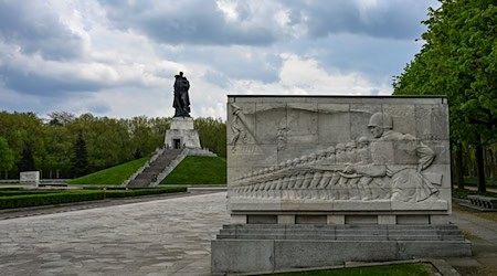 Am Sowjetischen Ehrenmal Berlin-Treptow sind zahlreiche Kranzniederlegungen geplant. (Archivfoto) / Foto: Jens Kalaene/dpa