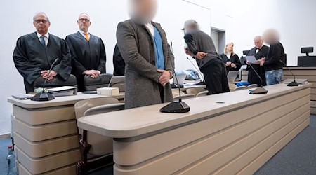 Im Prozess um den Diebstahl des keltischen Goldschatzes aus einem Museum in Manching hat das Landgericht die Angeklagten - hier mit ihren Verteidigern - zu Geständnisse aufgefordert. (Archivbild)  / Foto: Sven Hoppe/dpa