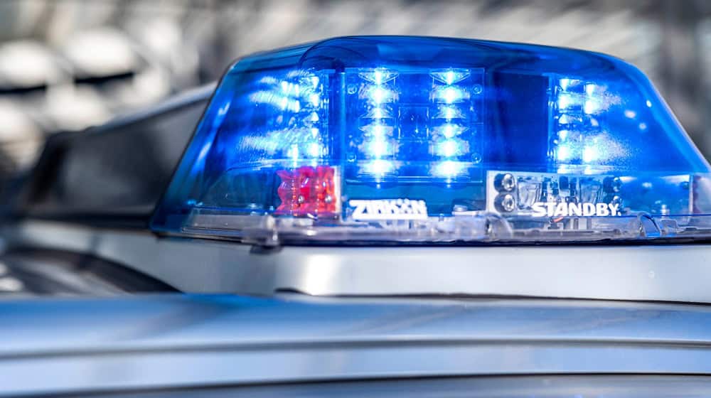 Einsatzkräfte der Polizei kontrollierten die Busse der mutmaßlichen Angreifer. (Symbolbild) / Foto: David Inderlied/dpa