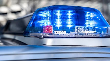 Einsatzkräfte der Polizei kontrollierten die Busse der mutmaßlichen Angreifer. (Symbolbild) / Foto: David Inderlied/dpa