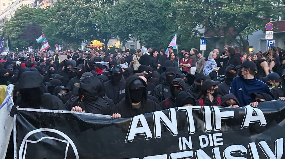 Bei der abendlichen Demonstration zum 1. Mai in Berlin waren auch schwarz gekleidete Linksautonome dabei.  / Foto: Andreas Rabenstein/dpa