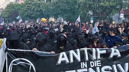 Bei der abendlichen Demonstration zum 1. Mai in Berlin waren auch schwarz gekleidete Linksautonome dabei.  / Foto: Andreas Rabenstein/dpa