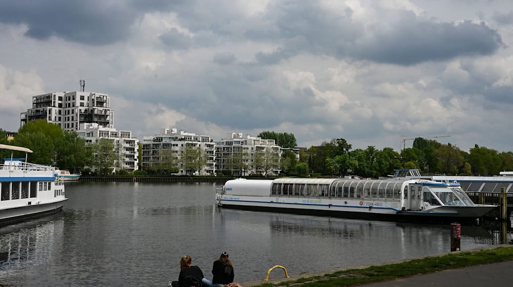 In Berlin und Brandenburg soll es am Abend Gewittern. (Archivbild) / Foto: Jens Kalaene/dpa