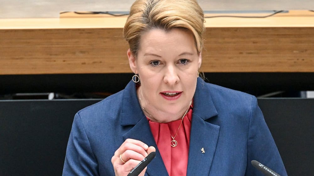 Berlins Wirtschaftssenatorin Franziska Giffey (SPD) hält die geplante Senkung der Mehrwertsteuer für Restaurantspeisen für richtig. (Archivbild) / Foto: Jens Kalaene/dpa