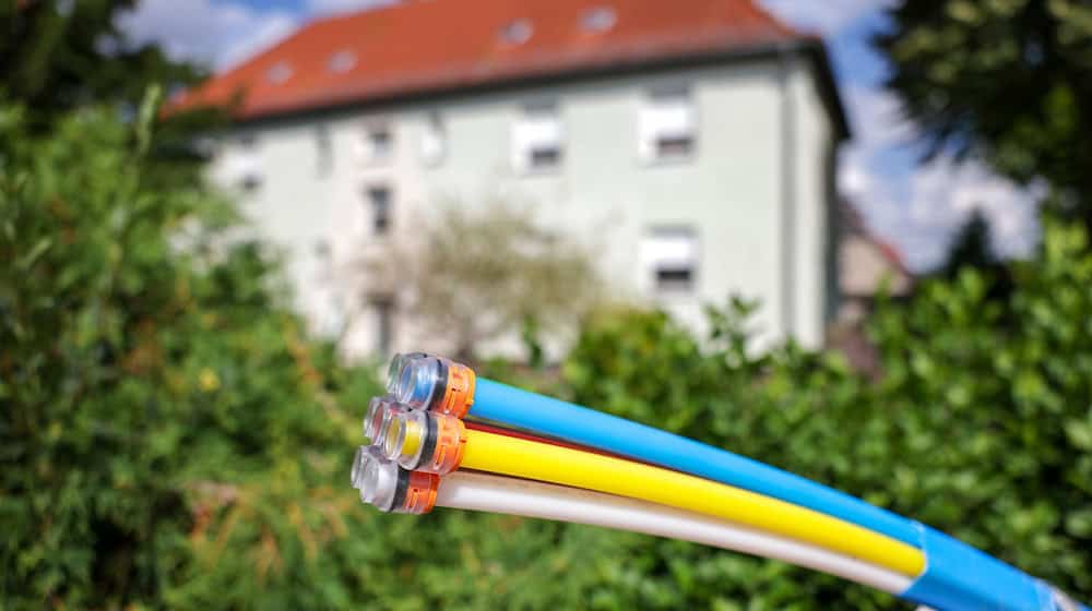 Der ostdeutsche Glasfasernetzbetreiber Envia Tel stockt dieses Jahr seine Investitionen deutlich auf. (Symbolbild) / Foto: Jan Woitas/dpa