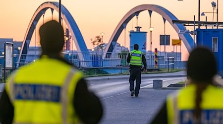 An den Grenzen wie hier am deutsch-polnischen Grenzübergang Stadtbrücke wird nach einer Anweisung von Bundesinnenminister Alexander Dobrindt verstärkt kontrolliert.  / Foto: Patrick Pleul/dpa