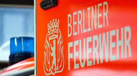Die Feuerwehr ist zu einem großen Brand in Spandau ausgerückt. / Foto: Soeren Stache/dpa