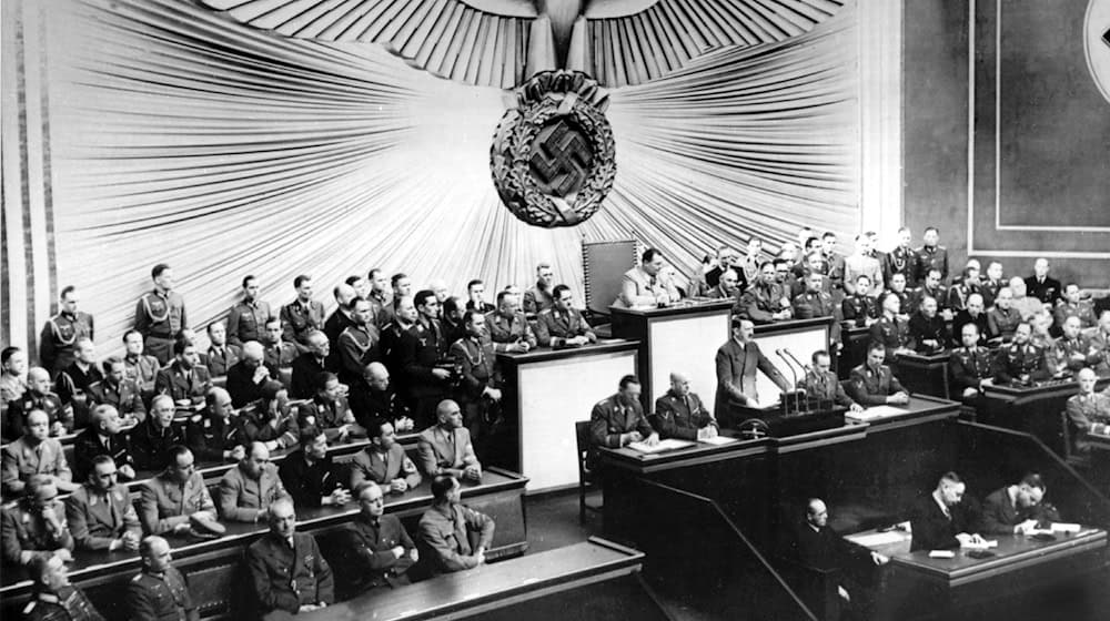 Adolf Hitlers Regime war geprägt von extremem Antisemitismus, Rassismus und einem totalitären Führerkult (Archivbild). / Foto: dpa