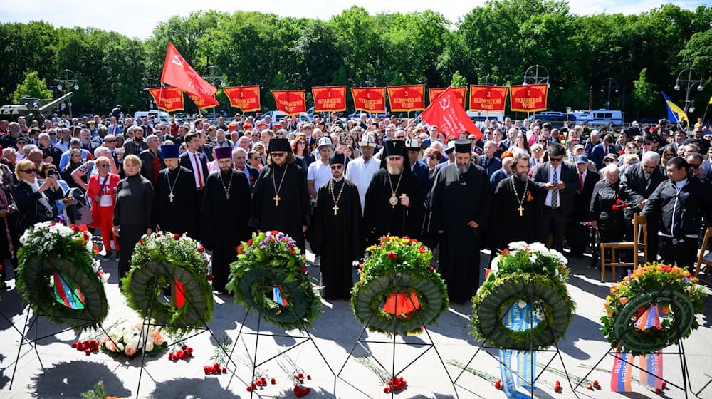 Rund 1.200 Menschen demonstrieren pro Russland am sowjetischen Ehrenmal.  / Foto: Bernd von Jutrczenka/dpa