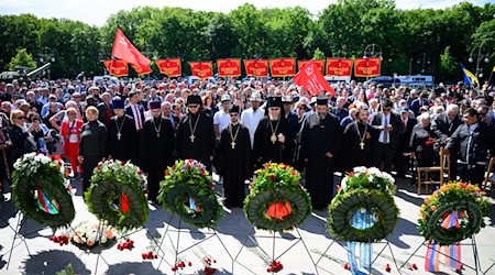 Rund 1.200 Menschen demonstrieren pro Russland am sowjetischen Ehrenmal.  / Foto: Bernd von Jutrczenka/dpa