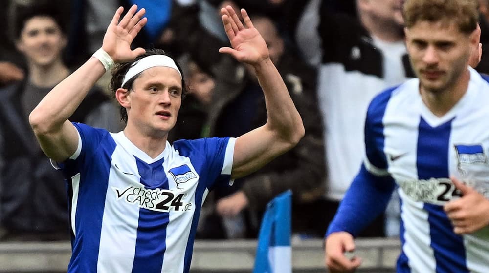 Herthas Fabian Reese (l) gab erst seine Vertragsverlängerung bekannt und erzielte dann den Ausgleich für die Berliner. / Foto: Soeren Stache/dpa