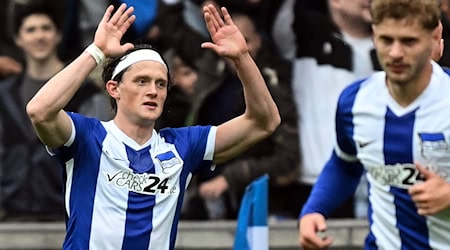 Herthas Fabian Reese (l) gab erst seine Vertragsverlängerung bekannt und erzielte dann den Ausgleich für die Berliner. / Foto: Soeren Stache/dpa