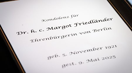 Im Roten Rathaus ist ein Kondolenzbuch nach dem Tod der Berliner Ehrenbürgerin und Holocaust-Zeitzeugin Margot Friedländer ausgelegt worden.  / Foto: Soeren Stache/dpa