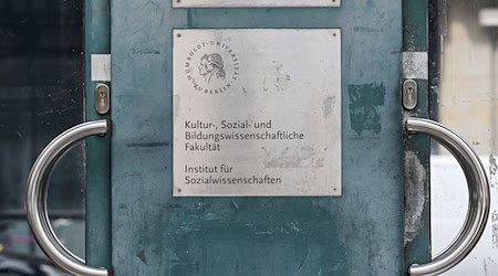 Vor einem Jahr hatten propalästinensische Aktivisten das Gebäude besetzt. Auch damals wurden Wände beschmiert. (Archivbild) / Foto: Jens Kalaene/dpa