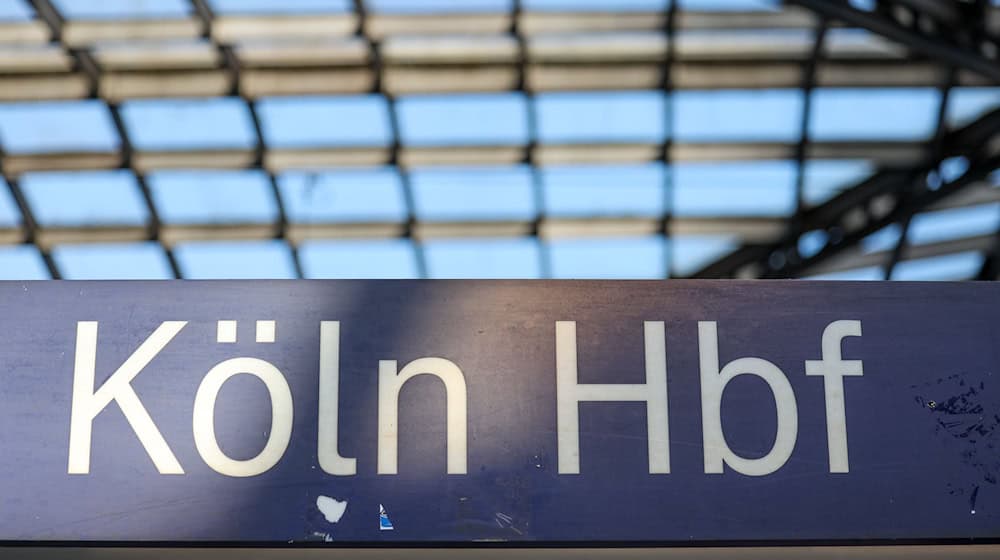  Am Kölner Hauptbahnhof hat am Freitagabend eine zweieinhalb Wochen dauernde weitgehende Sperrung des Zugverkehrs begonnen.  / Foto: Thomas Banneyer/dpa
