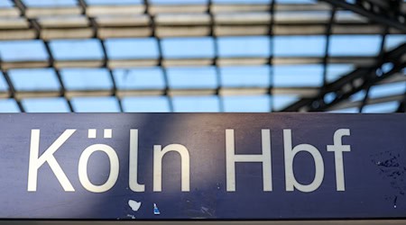  Am Kölner Hauptbahnhof hat am Freitagabend eine zweieinhalb Wochen dauernde weitgehende Sperrung des Zugverkehrs begonnen.  / Foto: Thomas Banneyer/dpa