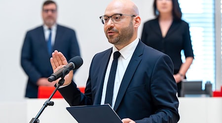 «So wahr mir Gott helfe» - der neue Innenminister René Wilke (parteilos) verwendete bei seiner Vereidigung im Landtag auch die Gottesformel.  / Foto: Soeren Stache/dpa