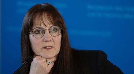 Der Bundesverfassungsschutz stuft die AfD nun als gesichert rechtsextremistisch ein. Brandenburgs Innenministerin Lange (SPD) sieht den Zeitpunkt der Bekanntgabe wenige Tage vor der Regierungsbildung in Berlin kritisch. / Foto: Soeren Stache/dpa