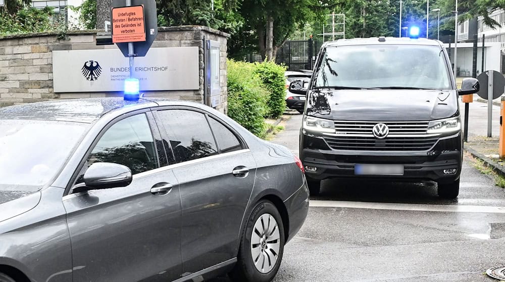 Die Bundesanwaltschaft ließ die Jugendlichen festnehmen und nach Karlsruhe bringen. / Foto: Uli Deck/dpa