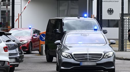 Die Bundesanwaltschaft ließ die Jugendlichen festnehmen und nach Karlsruhe bringen. / Foto: Uli Deck/dpa