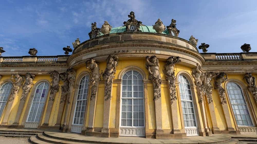 Die Beteiligten an der Einigung über die Kunstschätze der Hohenzollern trafen sich am Dienstag am Potsdamer Schloss Sanssouci. (Archivbild) / Foto: Soeren Stache/dpa/ZB