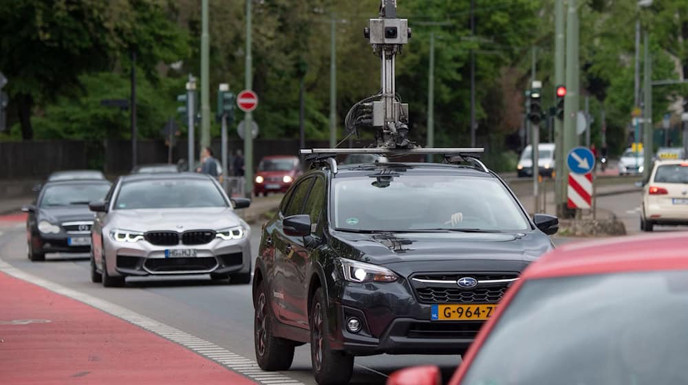 Durch deutsche Städte, wie hier in Frankfurt/Main, fahren immer mal wieder Fahrzeuge mit Kameras, um Straßen zu scannen, auch für private Angebote wie Google Streetview. (Symbolbild)  / Foto: Boris Roessler/dpa