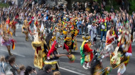 Die Veranstalter erwarten auch in diesem Jahr Tausende Besucher beim Karneval der Kulturen.  / Foto: Monika Skolimowska/dpa