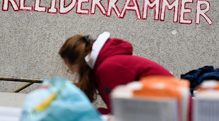 Die Spenden werden sortiert und bedarfsgerecht in der Kleiderkammer ausgegeben (Archivbild). / Foto: Jens Kalaene/dpa-Zentralbild/ZB