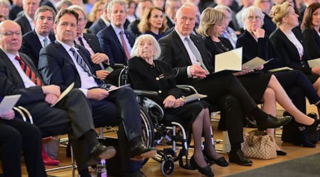 Margot Friedländer sitzt während einer Gedenkveranstaltung im Roten Rathaus neben dem Regierenden Bürgermeister Kai Wegner (CDU).  / Foto: Sebastian Christoph Gollnow/dpa