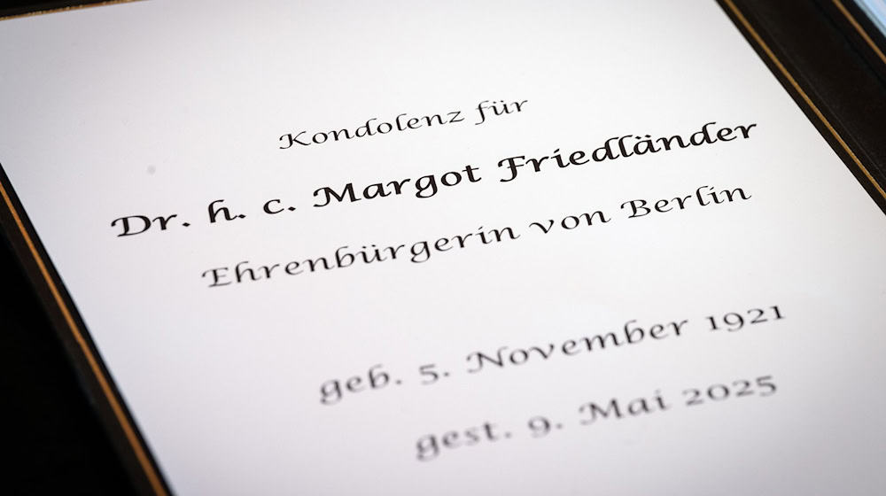 Das Kondolenzbuch für Margot Friedländer liegt seit Dienstag im Roten Rathaus aus.  / Foto: Soeren Stache/dpa