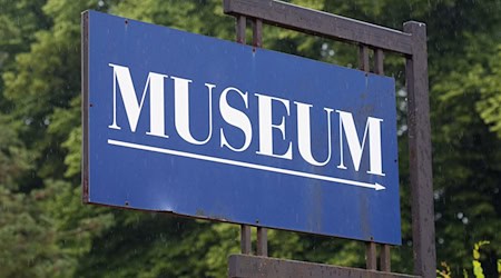 Im Keramikmuseum Velten können am Sonntag zum Museumstag die Gäste kleinere Tongefäße formen. (Archivbild) / Foto: Soeren Stache/dpa