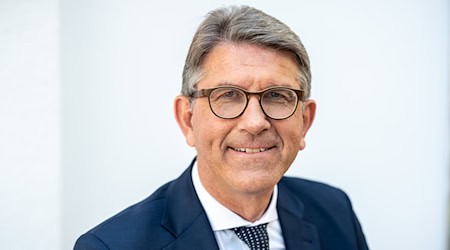 Kulturstaatsminister Wolfram Weimer verkündet eine Einigung über Kunstgegenstände der Hohenzollern. (Archivbild)  / Foto: Michael Kappeler/dpa