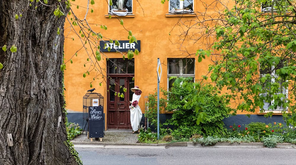 Künstler in Brandenburg öffnen wieder ihre Ateliers. Am ersten Maiwochenende können Interessierte Einblicke in das kreative Schaffen gewinnen. (Archivbild) / Foto: Frank Hammerschmidt/dpa