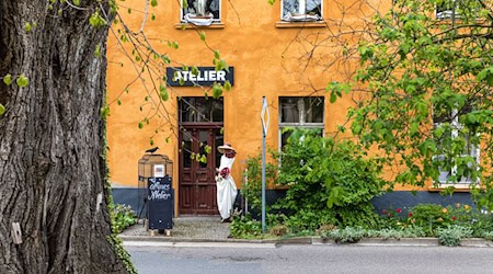 Künstler in Brandenburg öffnen wieder ihre Ateliers. Am ersten Maiwochenende können Interessierte Einblicke in das kreative Schaffen gewinnen. (Archivbild) / Foto: Frank Hammerschmidt/dpa