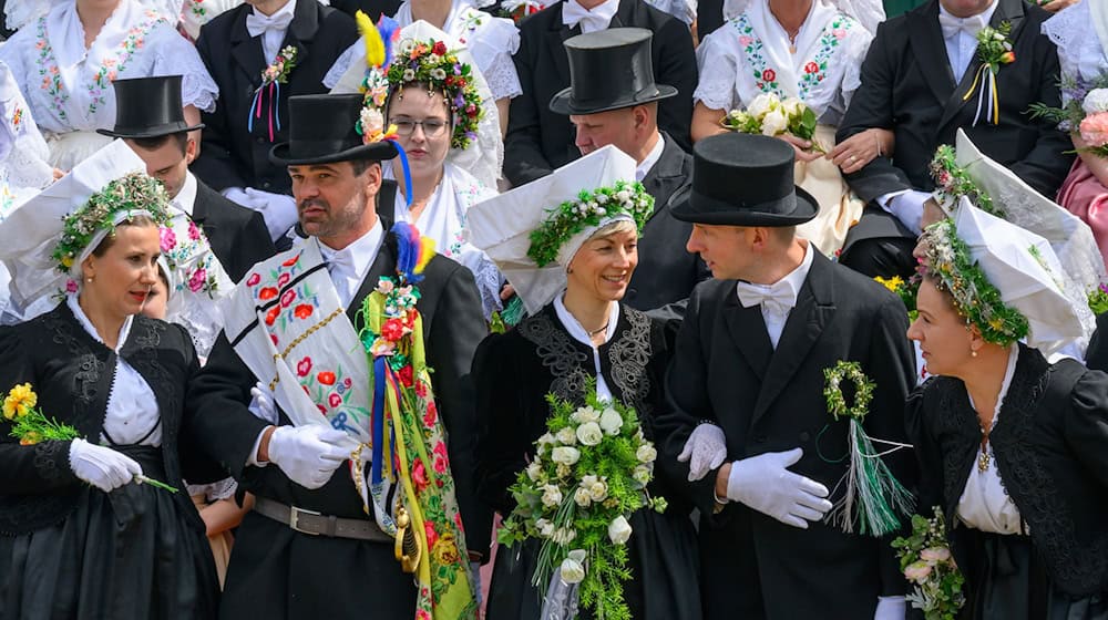 Seit 50 Jahren feiert das Lausitz-Dorf Heinersbrück den sorbischen Brauch des Hochzeitszugs. / Foto: Patrick Pleul/dpa