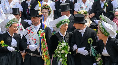 Seit 50 Jahren feiert das Lausitz-Dorf Heinersbrück den sorbischen Brauch des Hochzeitszugs. / Foto: Patrick Pleul/dpa