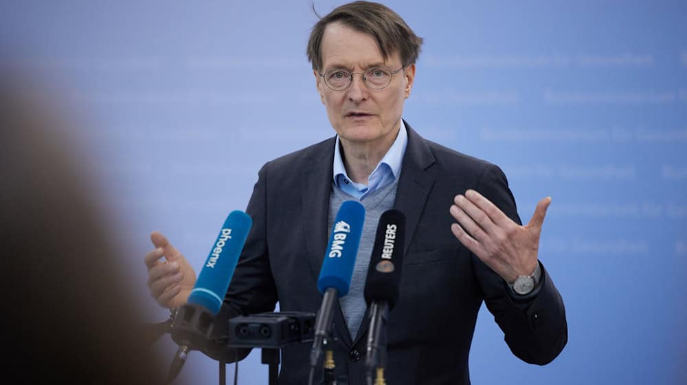 Der geschäftsführende Gesundheitsminister Lauterbach wurde am 1. Mai von Demonstranten angepöbelt.  / Foto: Jörg Carstensen/dpa
