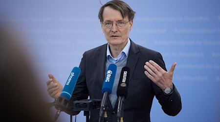 Der geschäftsführende Gesundheitsminister Lauterbach wurde am 1. Mai von Demonstranten angepöbelt.  / Foto: Jörg Carstensen/dpa