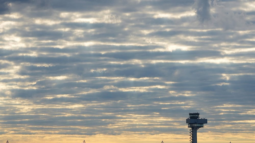 Am Hauptstadtflughafen ist ein Mann über den Zaun geklettert. (Archivbild) / Foto: Soeren Stache/dpa