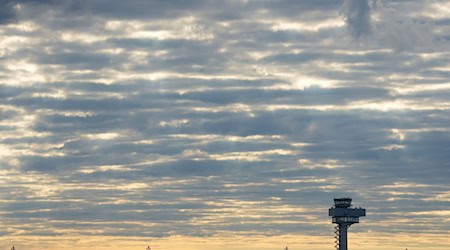 Am Hauptstadtflughafen ist ein Mann über den Zaun geklettert. (Archivbild) / Foto: Soeren Stache/dpa