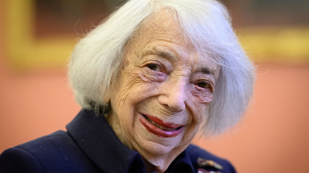 Die gestorbene Holocaust-Überlebende Margot Friedländer erhält in Berlin ein Ehrengrab. (Archivbild) / Foto: Bernd von Jutrczenka/dpa