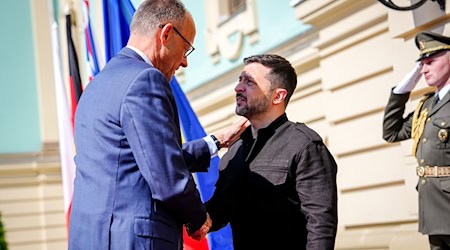 Bundeskanzler Merz wird bei seinem Besuch in Kiew Anfang Mai von Präsident Selenskyj in Empfang genommen. (Archivbild) / Foto: Kay Nietfeld/dpa