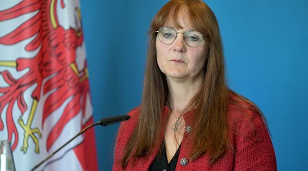 Die SPD-Politikerin Katrin Lange gibt nach tagelangem Streit um die Entlassung des Verfassungsschutzchefs in Brandenburg ihr Amt als Innenministerin auf. / Foto: Michael Bahlo/dpa