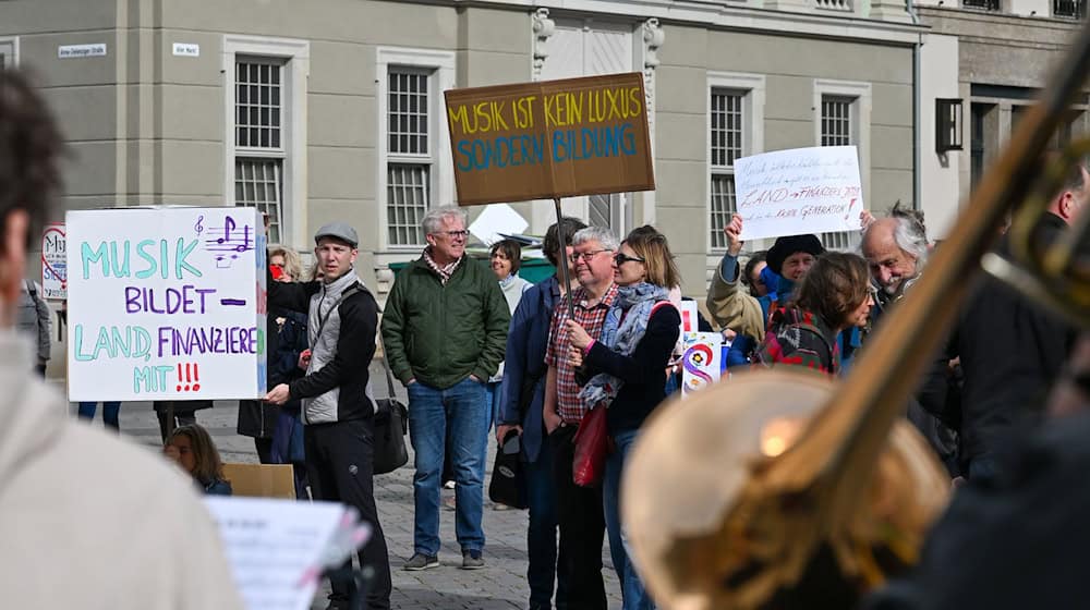 Schüler, Eltern und Lehrkräfte von Musik- und Kunstschulen demonstrieren und musizieren vor dem Landtag in Potsdam. / Foto: Soeren Stache/dpa