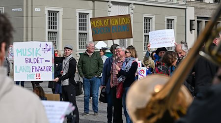 Schüler, Eltern und Lehrkräfte von Musik- und Kunstschulen demonstrieren und musizieren vor dem Landtag in Potsdam. / Foto: Soeren Stache/dpa