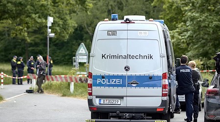 Einsatzkräfte der Polizei und Kriminaltechnik waren am 11. Mai im Stadtteil Gropiusstadt im Einsatz, wo ein toter Säugling gefunden wurde. (Archivbild) / Foto: Michael Ukas/dpa