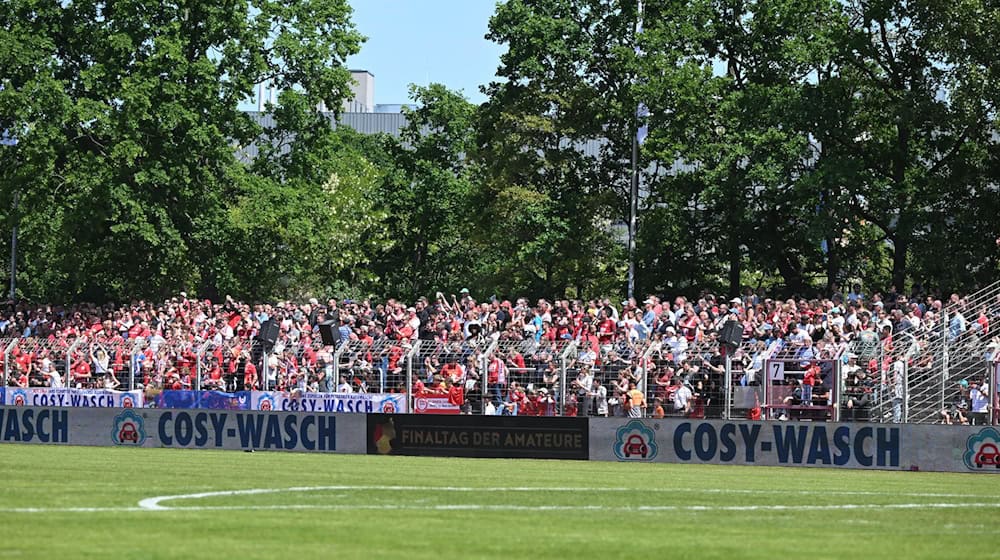 Der Rasen im Mommsenstadion gefiel den Finalisten nicht.  / Foto: Matthias Koch/dpa