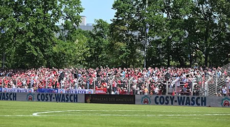 Der Rasen im Mommsenstadion gefiel den Finalisten nicht.  / Foto: Matthias Koch/dpa