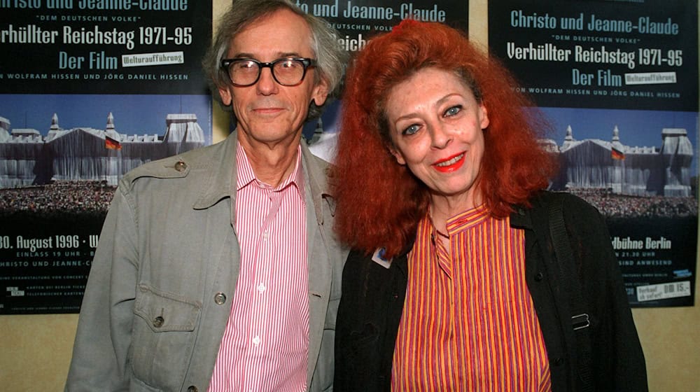 Das Künstlerpaar Christo und Jeanne-Claude sorgte 2025 für die spektakuläre Verhüllung des Reichstages in Berlin (Archivbild). / Foto: Andreas Altwein/dpa