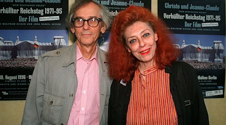 Das Künstlerpaar Christo und Jeanne-Claude sorgte 2025 für die spektakuläre Verhüllung des Reichstages in Berlin (Archivbild). / Foto: Andreas Altwein/dpa